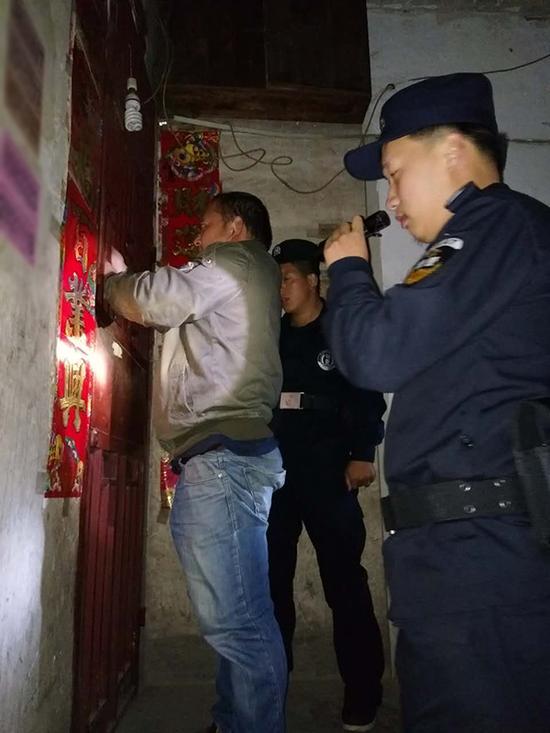 东营粗心妈妈误将幼女锁家中 民警全城寻开锁师傅开门